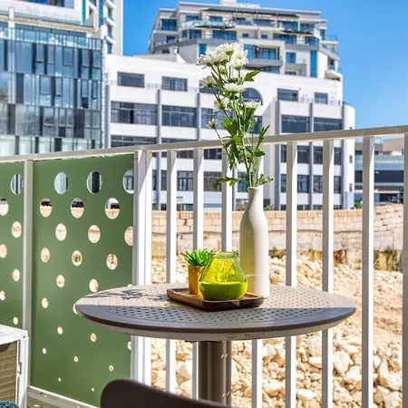 Stunning 1 Bedroom St Julians Sleeps 4