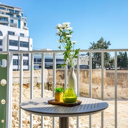 Apartment Stunning 1 Bedroom St Julians Sleeps 4